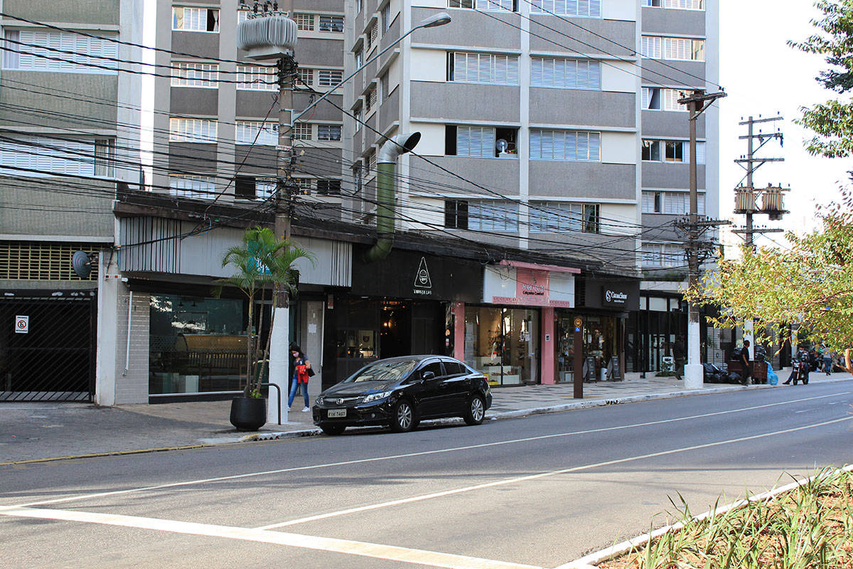 Av Braz Leme - Lojas, hamburgueria, chocolateria.