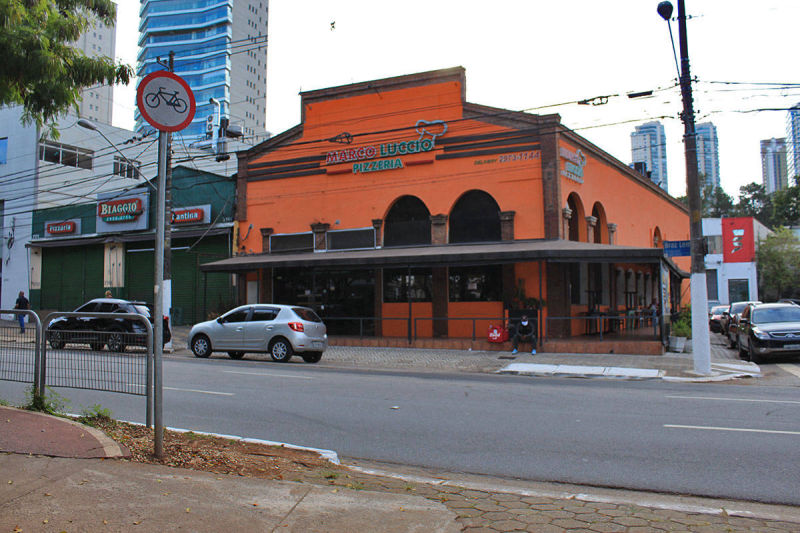 Av Braz Leme - Restaurantes, farmácia e agência bancária.