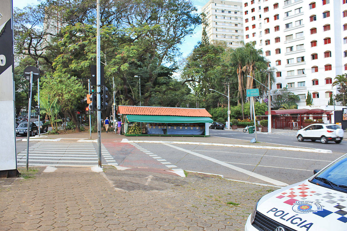 Av Braz Leme - Banca de frutas.